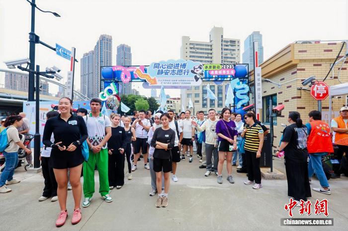 国际志愿者迎进博 活力苏河展现上海开放包容