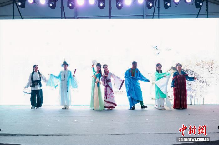 国际志愿者迎进博 活力苏河展现上海开放包容