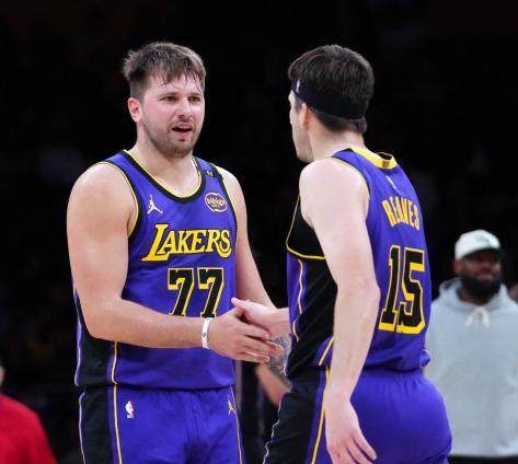 湖人双星闪耀力克尼克斯 詹姆斯缺阵首胜