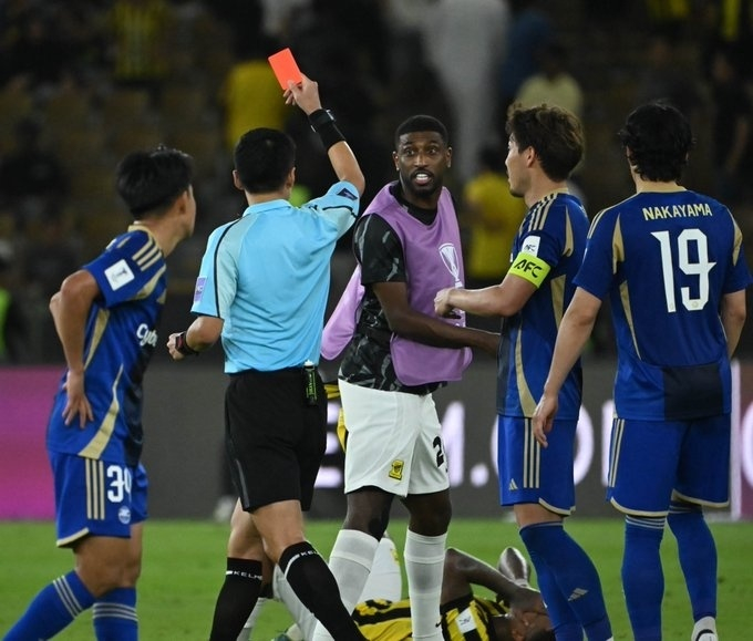 吉达联合爆冷出局球员冲撞裁判判罚引争议