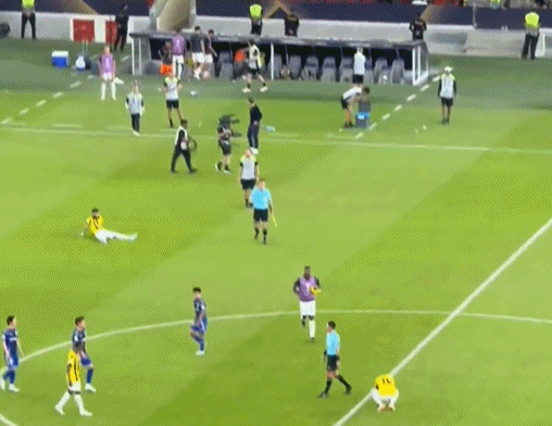 吉达联合爆冷出局球员冲撞裁判判罚引争议