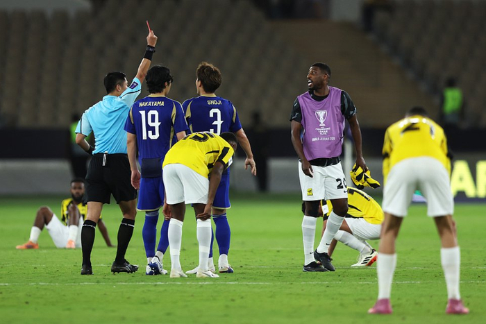 吉达联合爆冷出局球员冲撞裁判判罚引争议