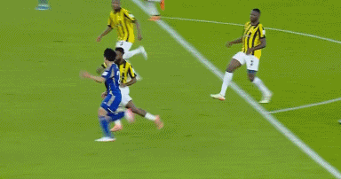 吉达联合爆冷出局球员冲撞裁判判罚引争议